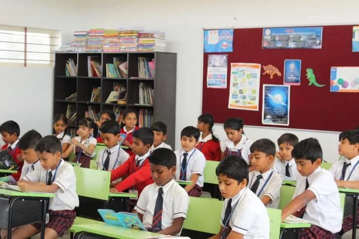 A group of children reading and choosing books together in a Hippocampus school library